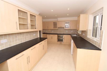 4 bedroom detached house to rent - Photo 4