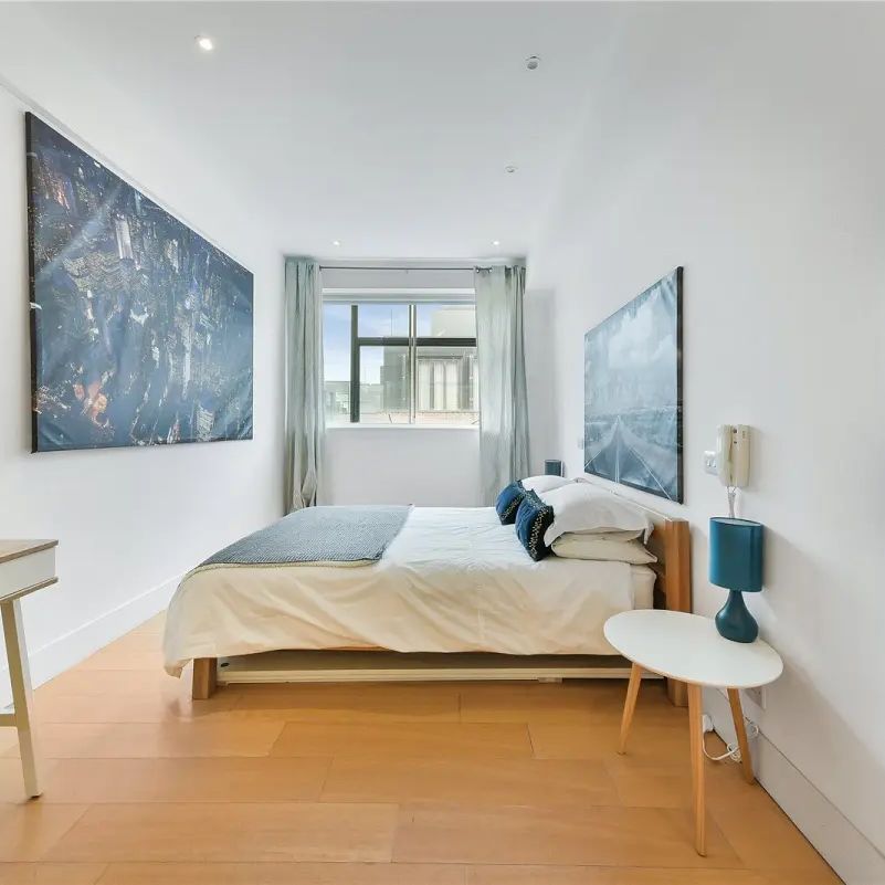 3 bedroom flat in London - Photo 1