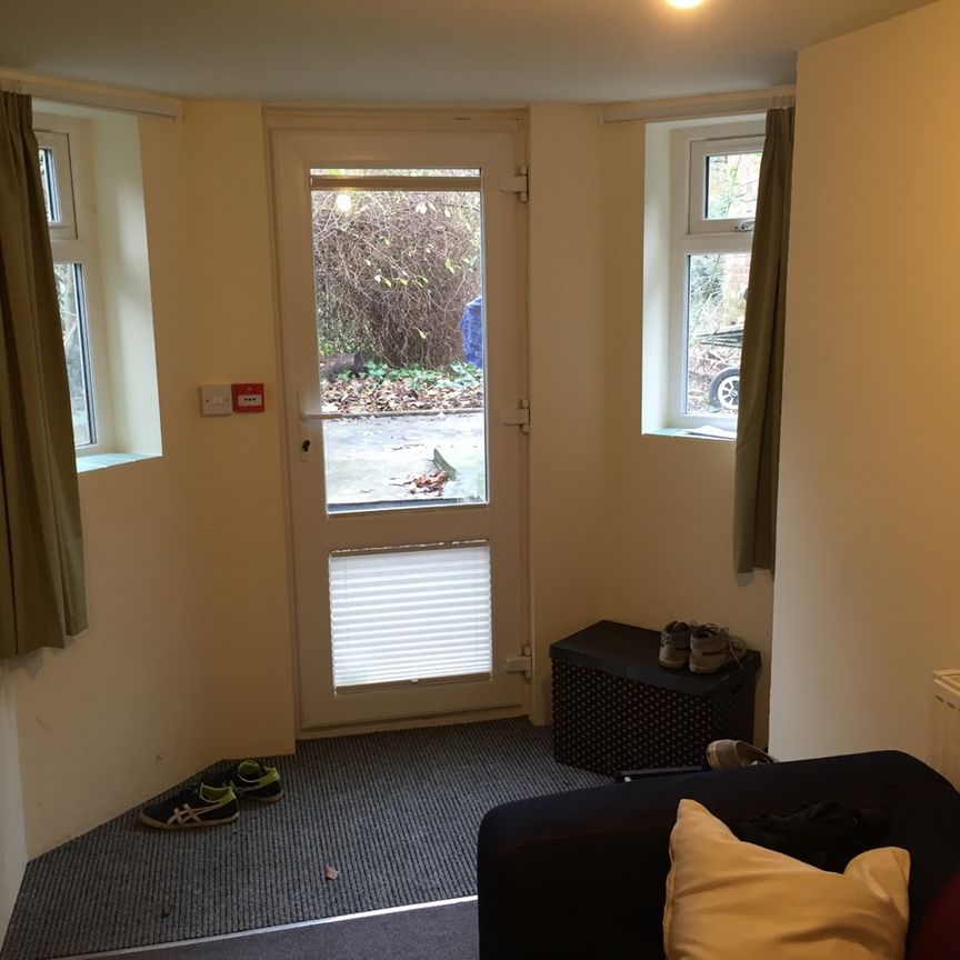 Room in a Shared House, Whalley Range, M16 - Photo 1