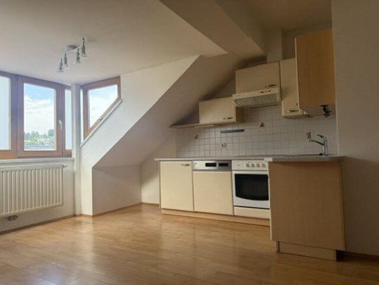 Lichtdurchflutete 2-Zimmer-Dachgeschoss-Wohnung in Graz: davon Wohnen/Essen/Kochen, Schlafzimmer- perfekt für Studierend, ideal gelegen Nähe Schillerplatz, ohne Lift, mit Kellerabteil - Foto 1
