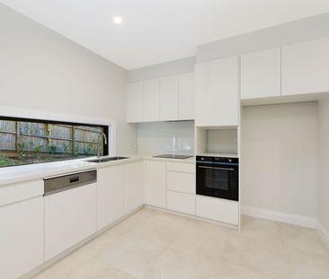 Contemporary and Luxurious, Walk to Station, Shops and PLC! - Photo 2