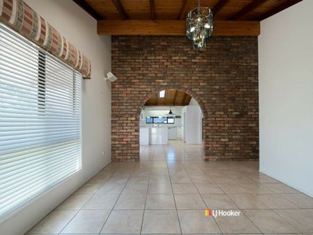 QUALITY HOME CLOSE TO SCHOOL, SHOPS AND TRANSPORT WITH A POOL - Photo 3