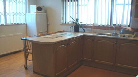 1 bedroom in a house share to rent - Photo 3