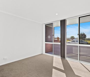 Renovated 2 Bedroom Flat Across From the Lake Foreshore - Photo 5