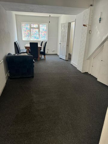 4 bedroom terraced house to rent - Photo 2