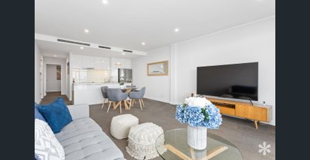 Stylish Living in the Heart of Como - Photo 3