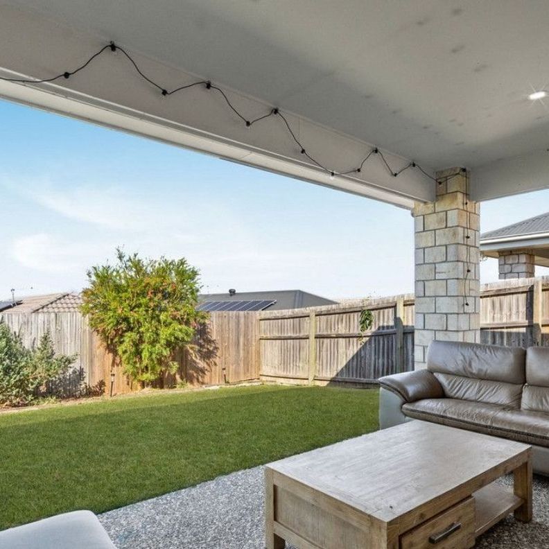Modern Four Bedroom Family Home with Additional Lounge Area - Photo 1