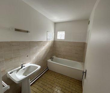Location Appartement 3 pièces 68 m² Saint-Benoît-du-Sault - Photo 6