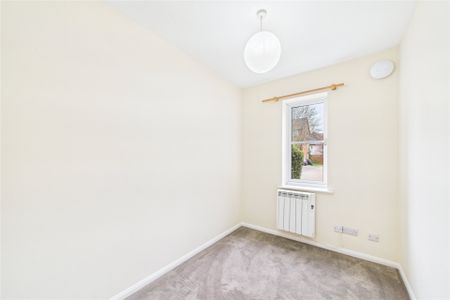 2 bedroom Flat in Admirals Court, Reading - Photo 2