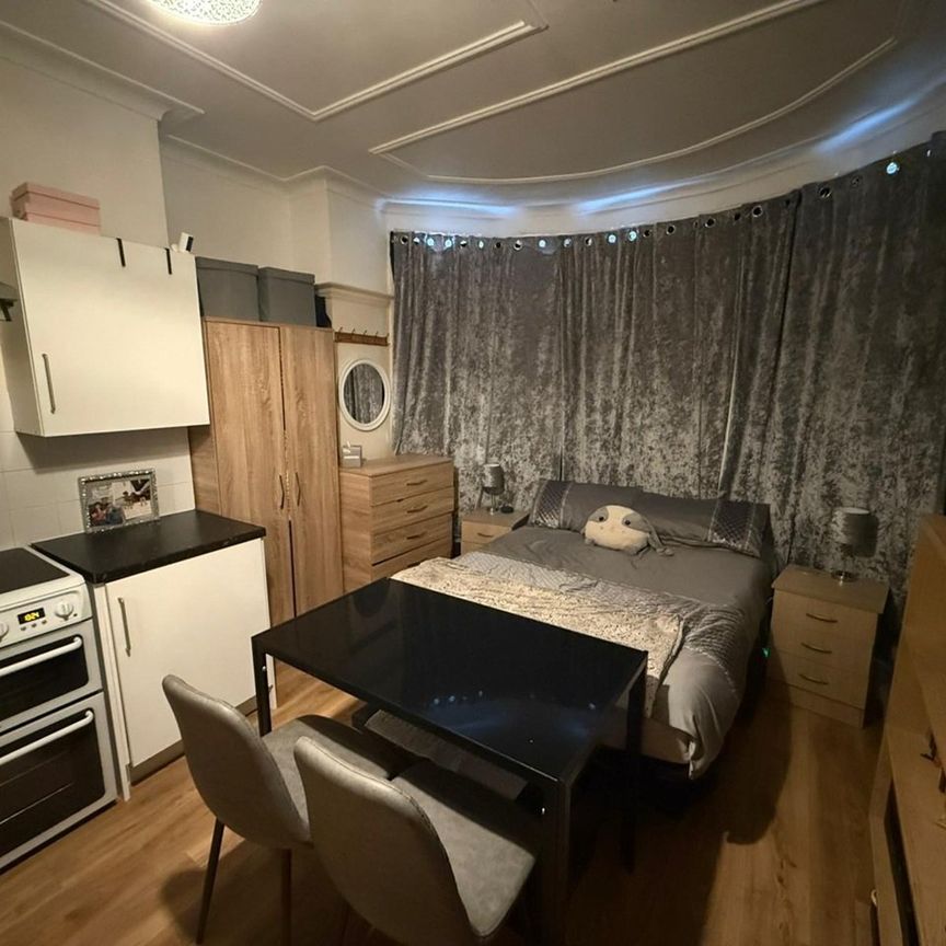 Studio Flat, Berkshire Gardens, N13 - Photo 1