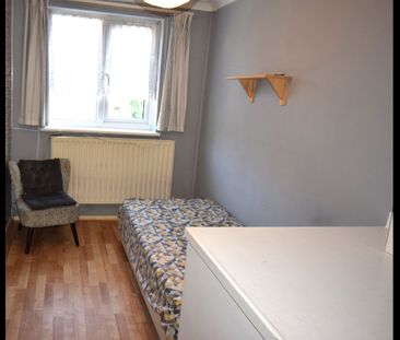 2 Bed Terraced House, Hogarth Crescent, SW19 - Photo 3