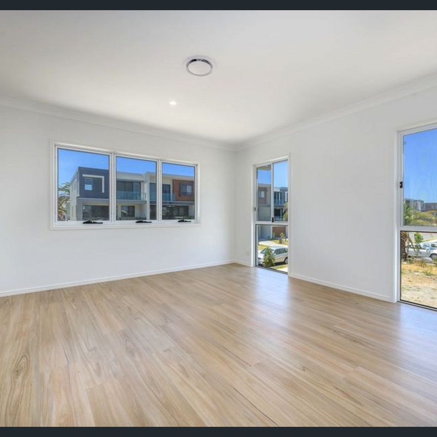 Massive and Modern Five Bedroom Waterfront Marvel - Hope Island - Photo 1