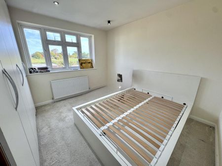 4 bedroom semi-detached house to rent - Photo 4