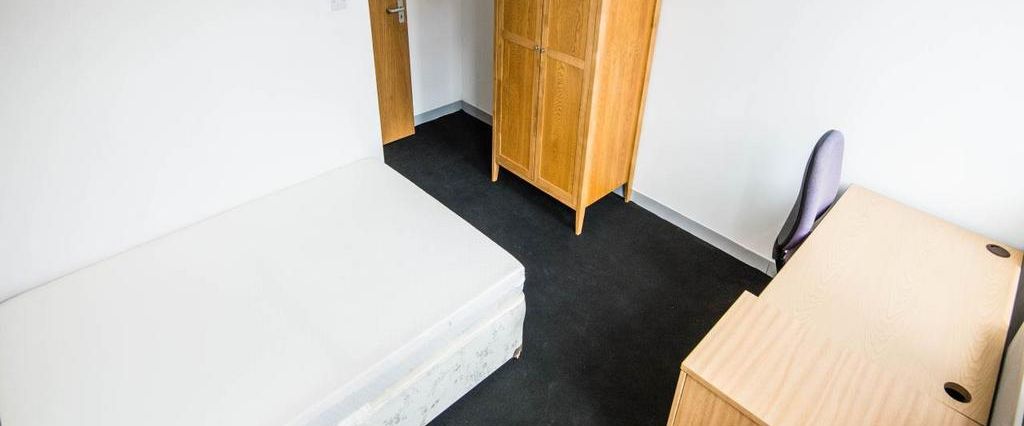 2 bedroom ground floor flat to rent - Photo 1