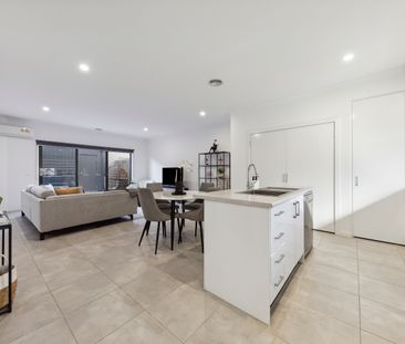 10 Slattery Place, Pakenham VIC 3810 - House For Rent | Domain - Photo 5