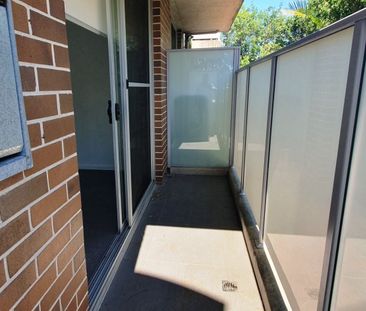 Modern mid floor studio - Photo 4