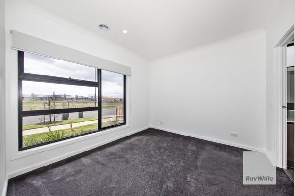 Modern Family Living with Space & Comfort - Photo 1