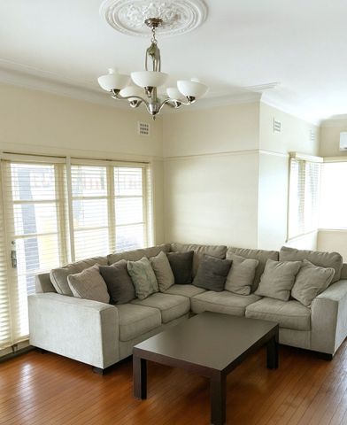 Lovely Family Home in Prime Location! - Photo 2