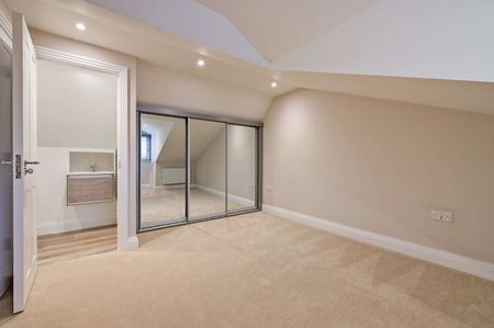 Newly converted two bedroom split level maisonette located on the high street - Photo 2