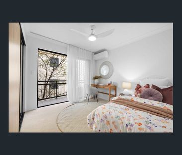 Luxe Apartment with large floorplan and extra large wrap-around bal... - Photo 1