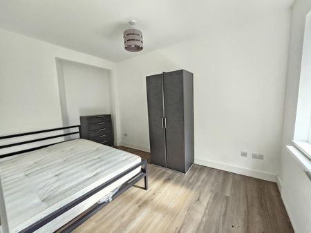 3 bedroom flat to rent - Photo 4