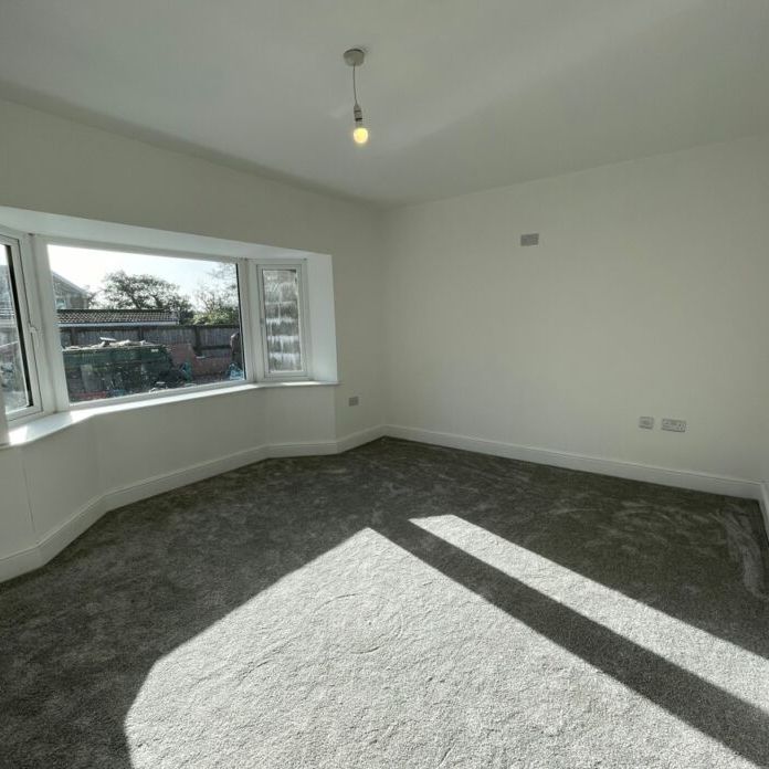 Elizabeth Close, Swansea, SA6 - Photo 1