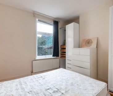 2 bedroom end of terrace house to rent - Photo 2