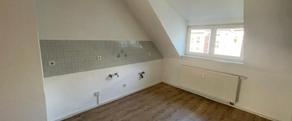 Tolle Dachwohnung, Doppelwaschtisch, neue Fußböden ! - Photo 1
