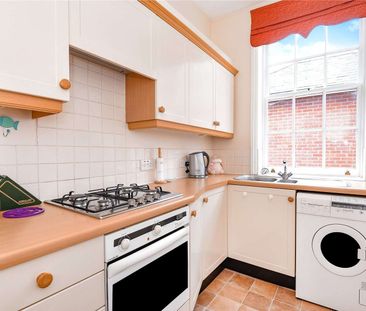 Charming one bedroom duplex apartment with communal garden - Photo 3