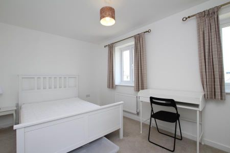 4 bedroom semi-detached house to rent - Photo 5