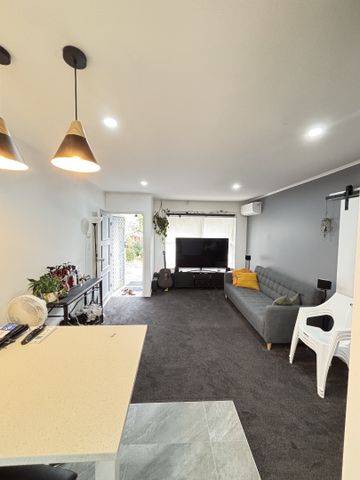 MOUNT EDEN, 2 BEDROOMS - Photo 3
