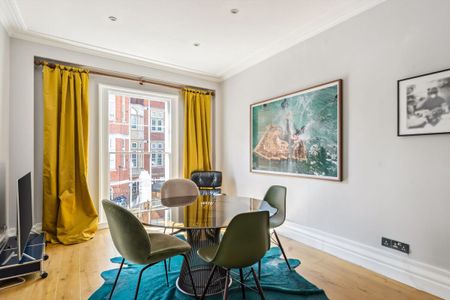 A 3 bedroom property to rent on Fulham Road, SW3 - Photo 2