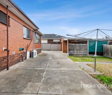 Conveniently located spacious family home - Photo 1
