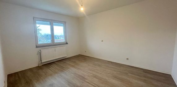 Schöne Etagenwohnung mit Balkon - WBS erforderlich - Photo 2