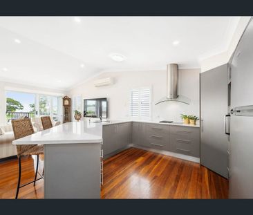 Luxurious and Spacious Family Home with Pool - Beautiful Newport Wa... - Photo 1