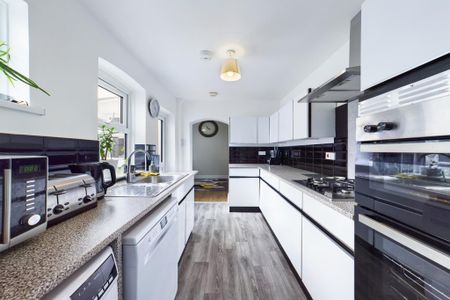 3 bedroom semi-detached house to rent - Photo 5