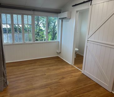 Perfectly Positioned Studio Flat - Photo 2