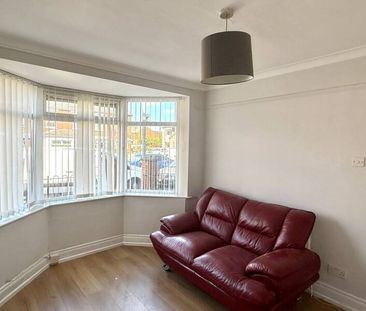 Partly Furnished 3 Bedroom Mid Terrace - Photo 4