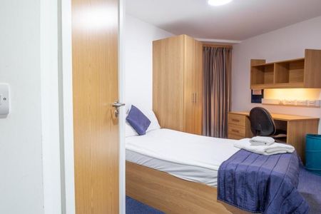 1 bedroom in a house share to rent - Photo 4