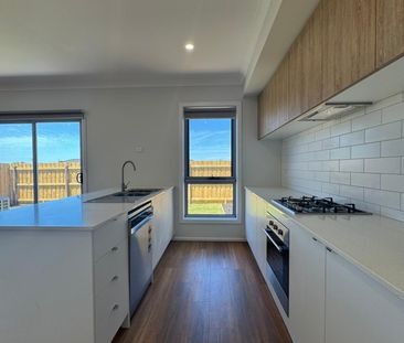 8 Buttercup Crescent, Armstrong Creek VIC 3217 - House For Rent | D... - Photo 6