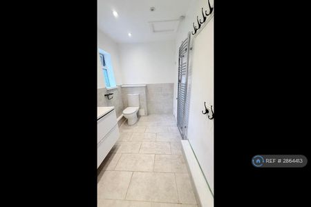 4 bedroom semi-detached house to rent - Photo 2
