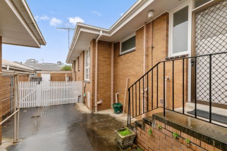 Light, Bright and Cheery Villa in the Balwyn High Zone - Photo 5