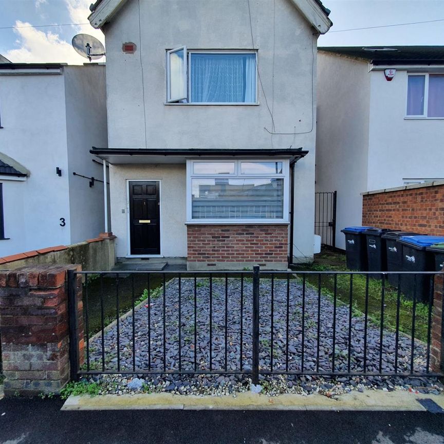 Riley Road, Enfield EN3, London - Photo 1