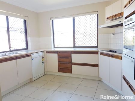 Good Size Apartment, Great Location - Photo 3