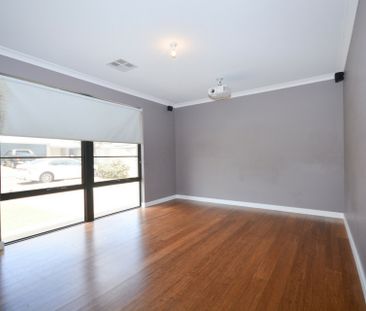 Large Family Home with Swimming Pool! - Photo 3