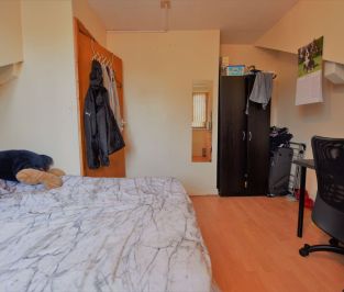 8 bedroom House in Welton Place, Leeds - Photo 1