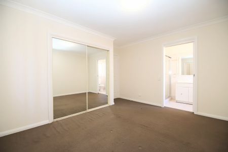 Charming 3 Bedroom, 2 Bathroom House in Chester Hill - Available Now! - Photo 3