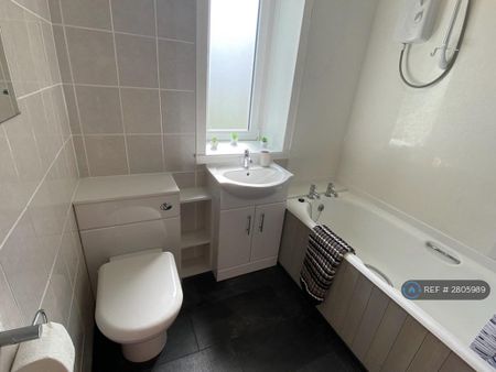 3 bedroom flat to rent - Photo 2