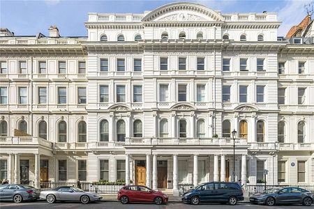 Luxurious first-floor apartment in a white stucco period conversion on Lancaster Gate. The property features three generously sized bedroom and three modern bathrooms, covering 2540sqft - Photo 2