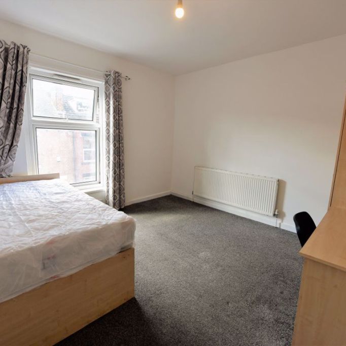 3 bedroom House in Burley Lodge Terrace Bed, Leeds - Photo 1